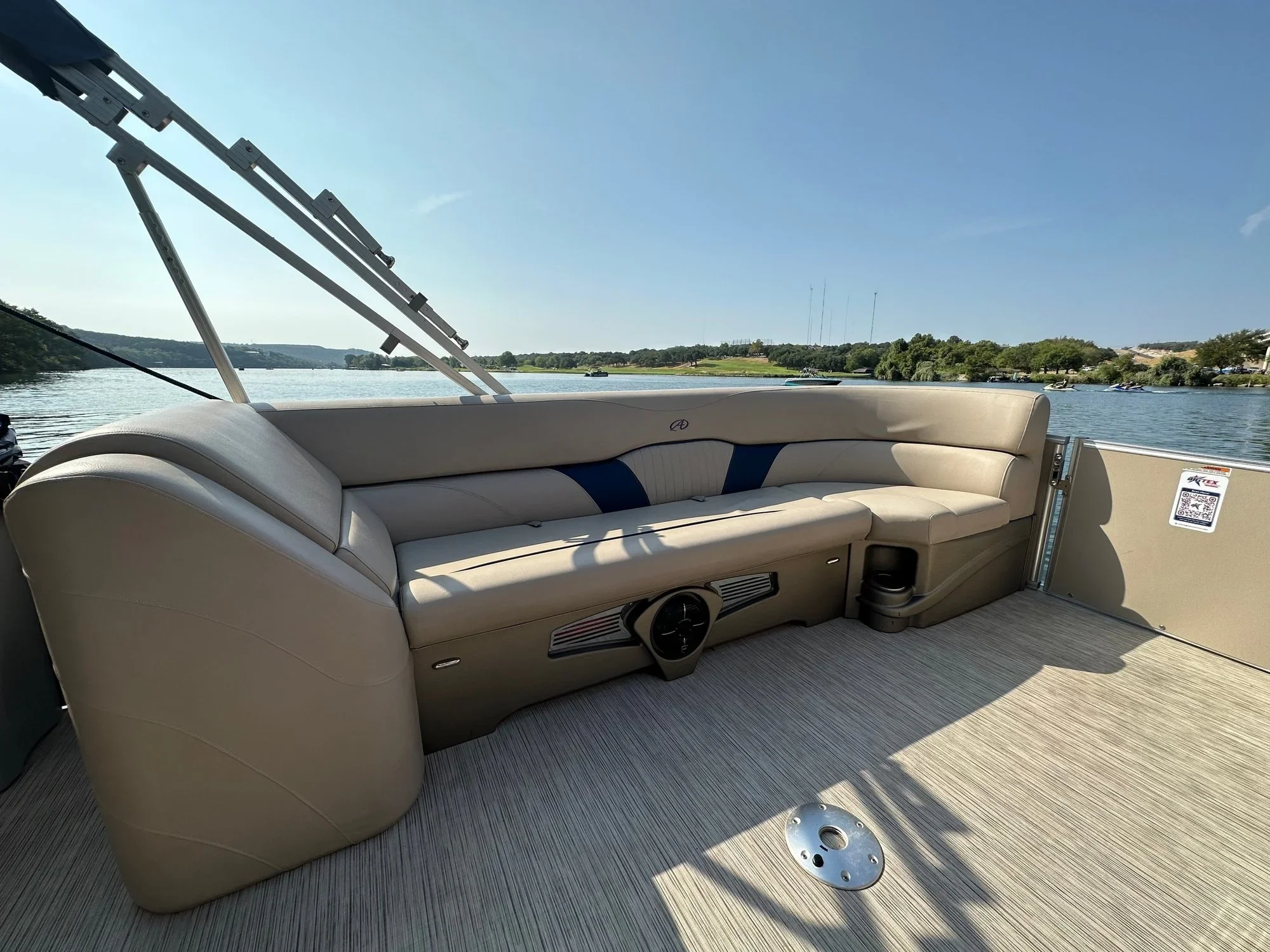 Wake boat rental for wakesurfing and wakeboarding near Austin